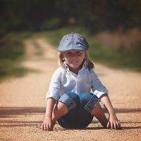 内容运营负责人小梅的照片，她微笑着坐在办公桌前，桌上放着一杯咖啡和笔记本，背景是贴满便利贴的白板